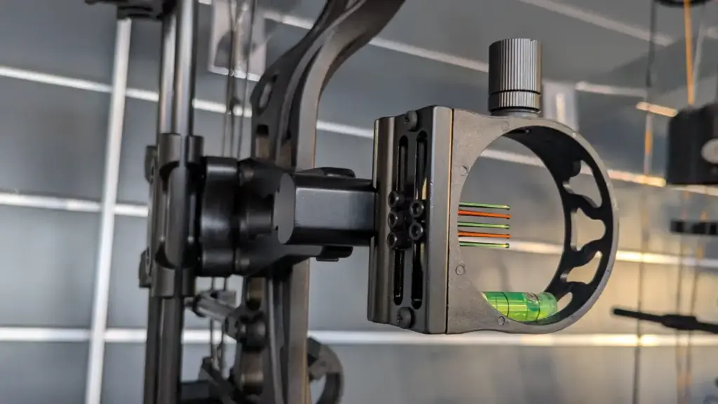 Ein 5-Pin Visier mit Beleuchtung an einem Compoundbogen
