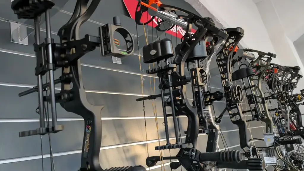 Compoundbögen hängen nebeneinander an der Wand.