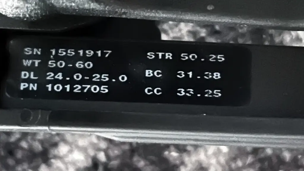 Angaben auf dem Wurfarm. Ablesbar sind Seriennummer, Zuggewicht, Einstelbereich Auszug, Sehnenlänge, Länge Kontrollkabel.