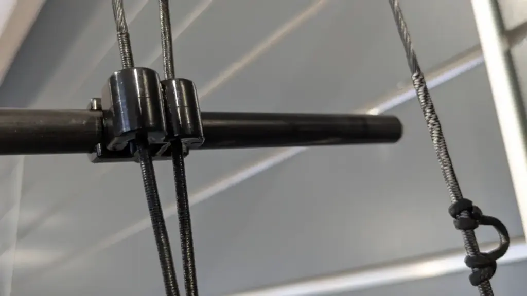 Kabelgleiter an einem Compoundbogen. Schützt die Kabel davor, direkt in Kontakt zu kommen.