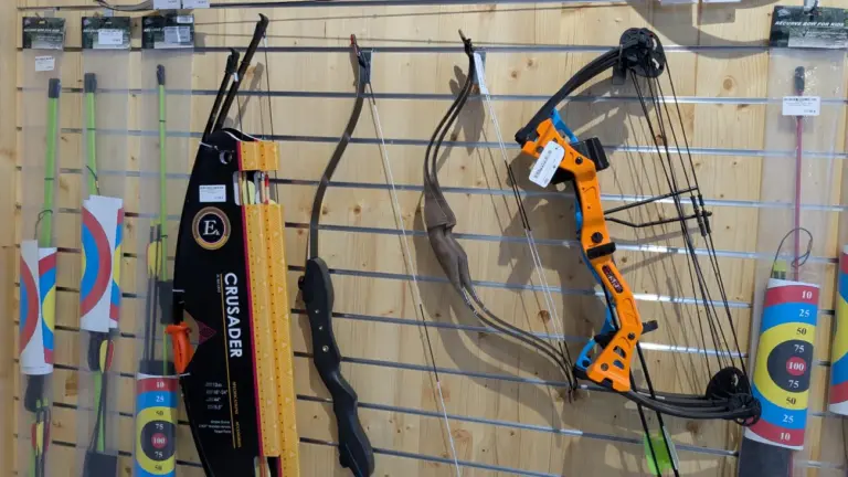 Verschiedene Kinderbögen an einer Verkaufswand