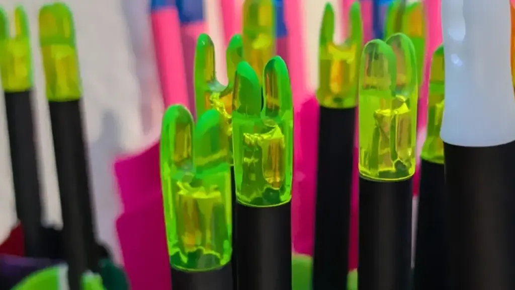 Grüne Stecknocken an einem Carbonpfeil