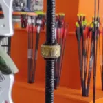 Ein Messing-Nockpunkt an einer Bogensehne.