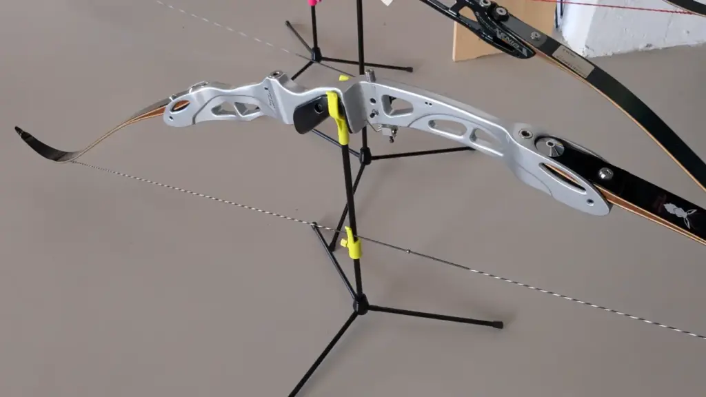 Olympischer Recurvebogen mit silbernen Griffstück und ILF Wurfarmaufnahme.