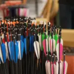 Mehrere Pfeile stehen in einer Holzkiste