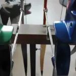 Ein Linkshand- und ein Rechtshand-Griffstück auf einem Holzständer.