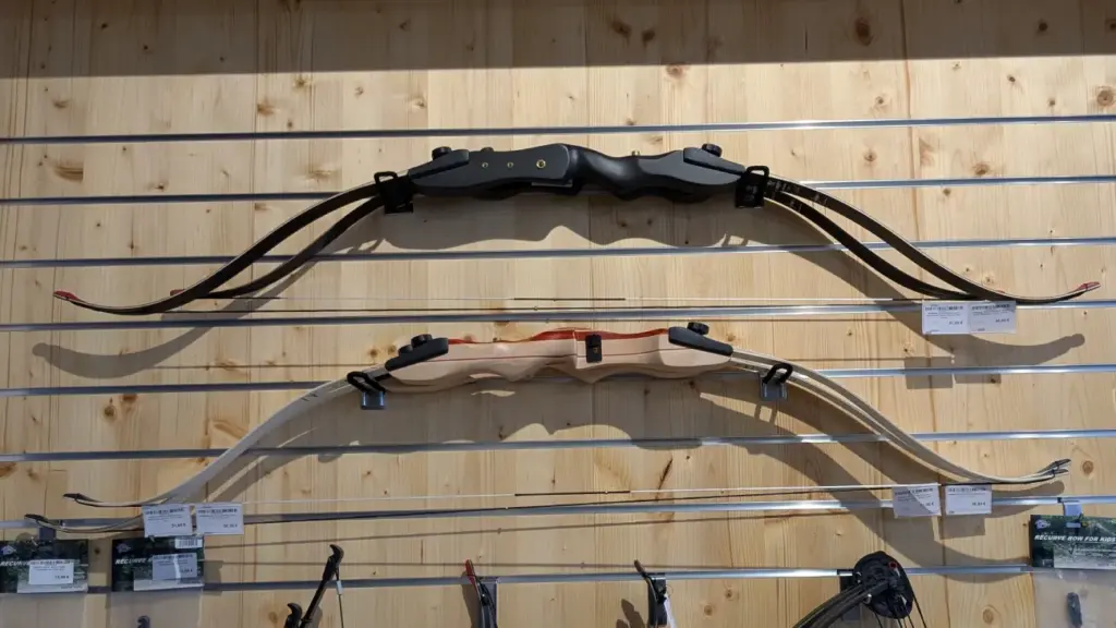 Zwei Take-Down Recurvebögen für Kinder