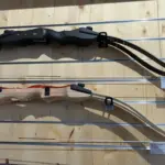 Dreiteilige Einsteiger Recurvebögen hängen an einer Wand.