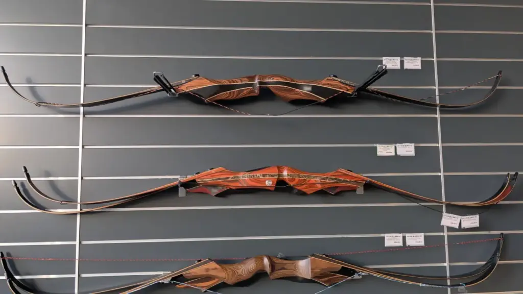 Traditionelle dreiteilige Recurvebögen an einer Wand.