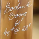 Handschriftliche Angabe von Zuggewicht und Bogenlänge auf dem unteren Wurfarm eines Bogens.