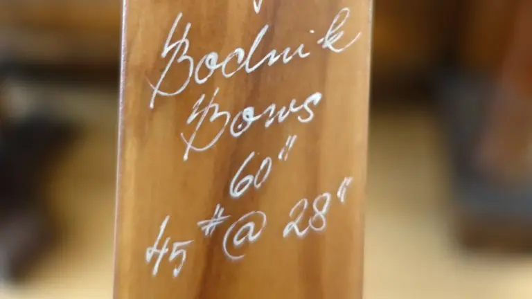 Handschriftliche Angabe von Zuggewicht und Bogenlänge auf dem unteren Wurfarm eines Bogens.