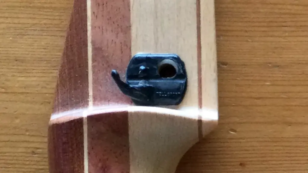 Einfache Pfeilauflage zum Kleben aus Kunststoff.