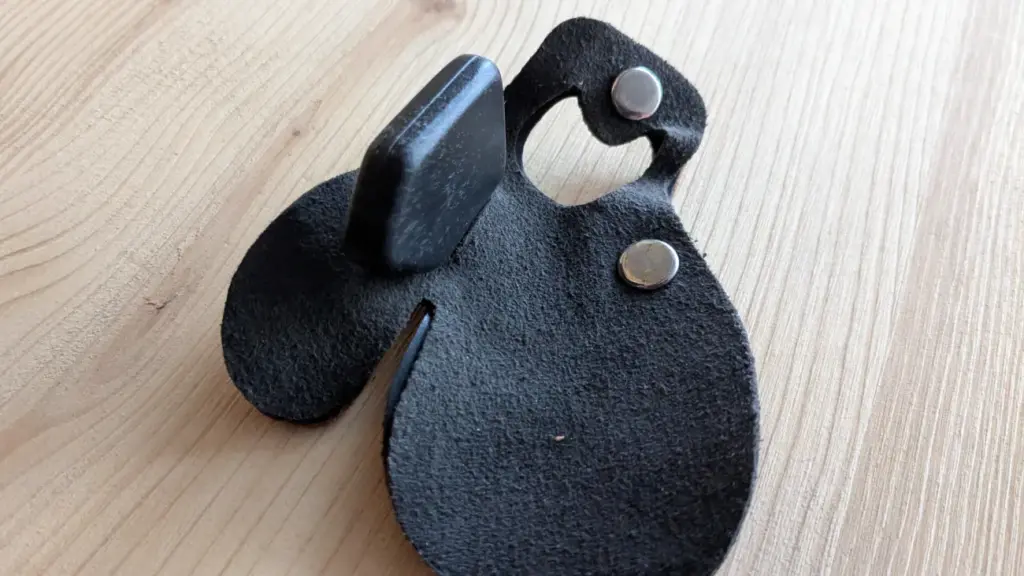 Fingertab in der Ansicht von unten. Sicht auf den Fingertrenner.