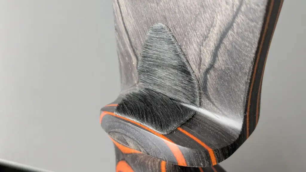 Traditionelle Hair-Rest Pfeilauflage aus Fell. Aufgeklebt in Wuchsrichtung.