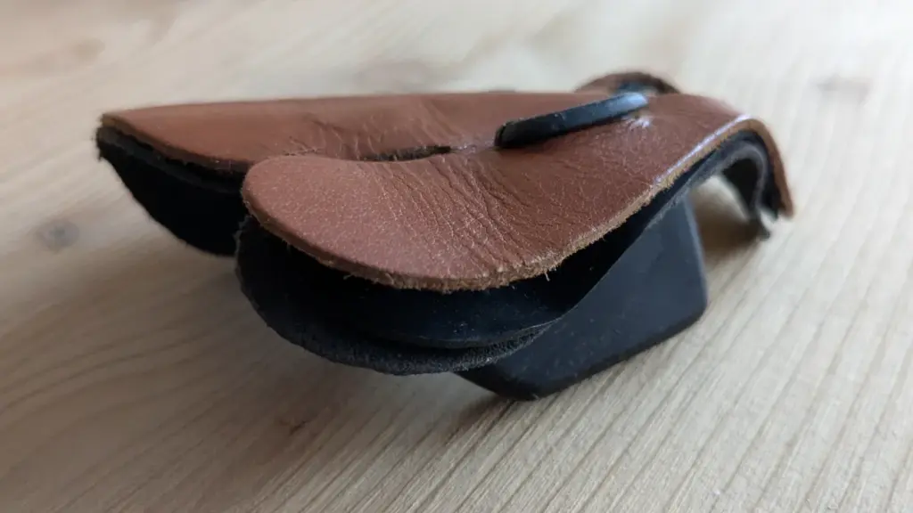 Fingertab aus Leder mit sichtbaren Lagen und Fingertrenner