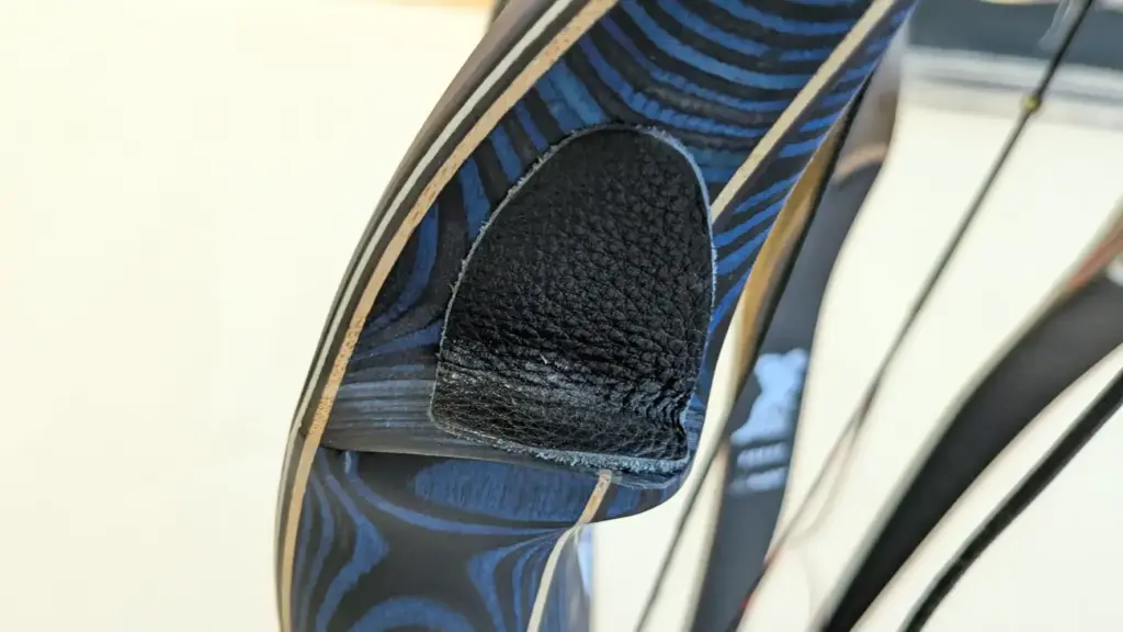 Traditionelle Pfeilauflage aus Leder an einem Hybridbogen